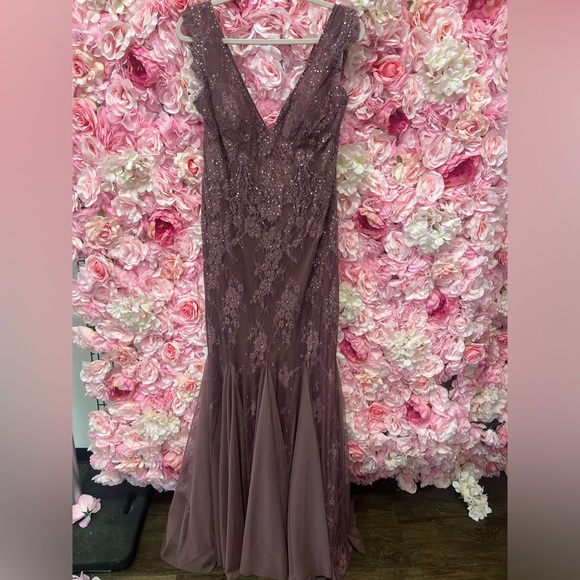 Montage by Mon Cheri size 16 lace and beaded long v neck dress mauve - Picture 2 of 6